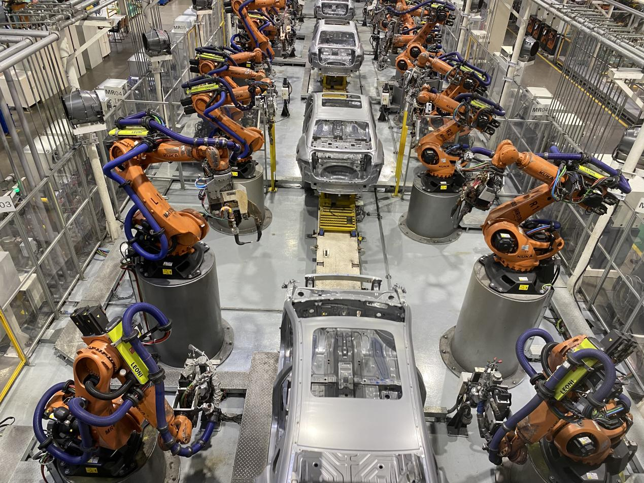广州市番禺区，广汽埃安焊装车间，436台机器人实现自动化率100%。