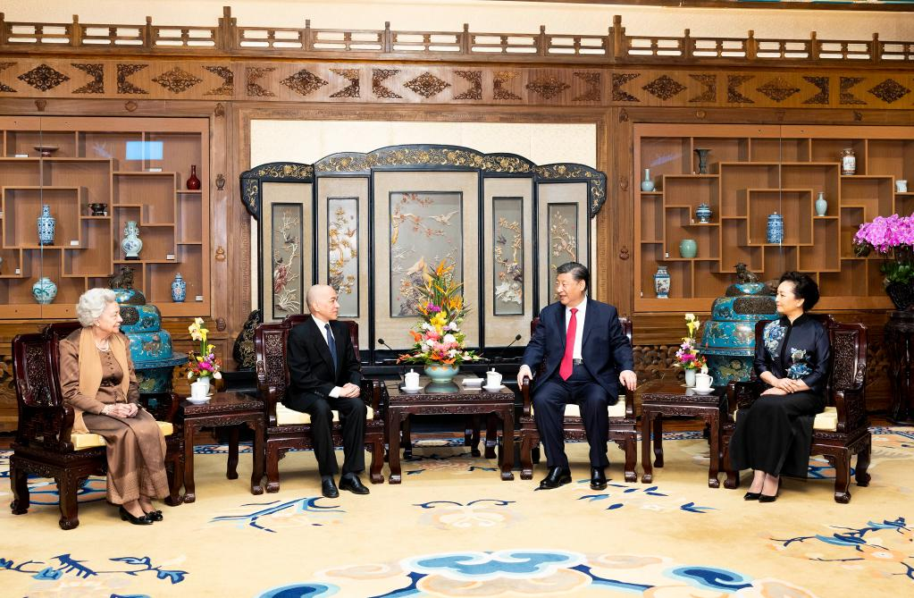 El presidente chino, Xi Jinping, y su esposa, Peng Liyuan, se reúnen con el rey camboyano Norodom Sihamoni y la reina madre Norodom Monineath Sihanouk en la Casa de Huéspedes Estatal Diaoyutai en Beijing, capital de China, el 24 de febrero de 2023.  (Agencia de noticias Xinhua/Huang Jingwen)