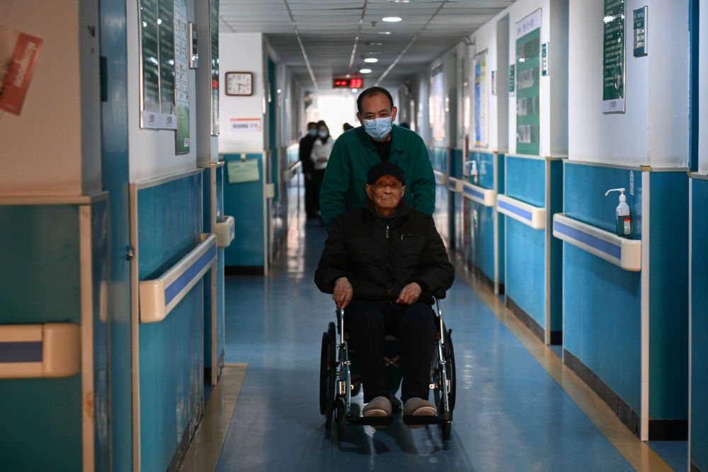 罗锦文老人在浙江省平湖市一家老年康复护理院疗养（3月2日摄）。