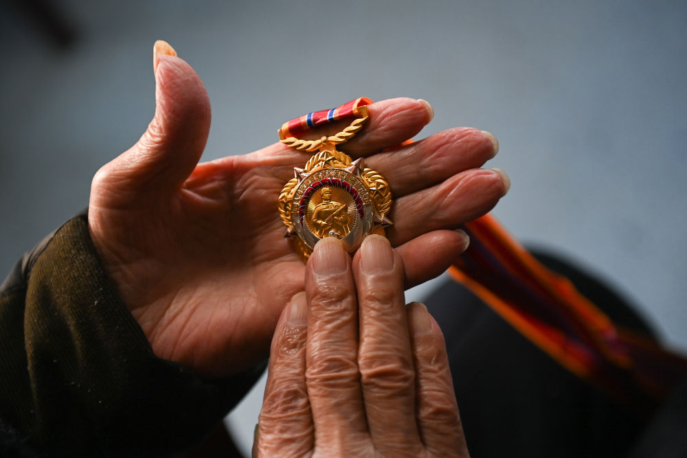 　　这是罗锦文老人获得的“中国人民志愿军抗美援朝出国作战70周年”纪念章（3月2日摄）。