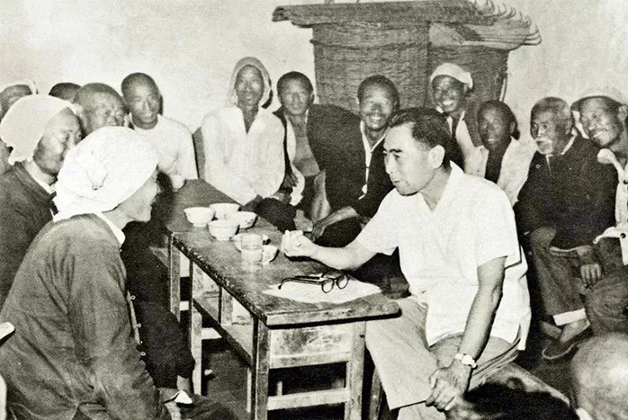 1961年5月，周恩来同志带领工作组在河北邯郸农村调查。