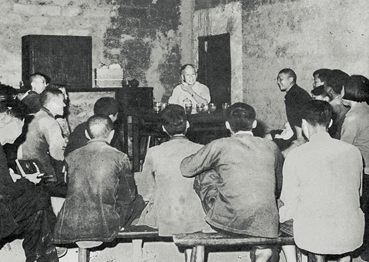 1961年4月，刘少奇同志在湖南农村做调查研究。