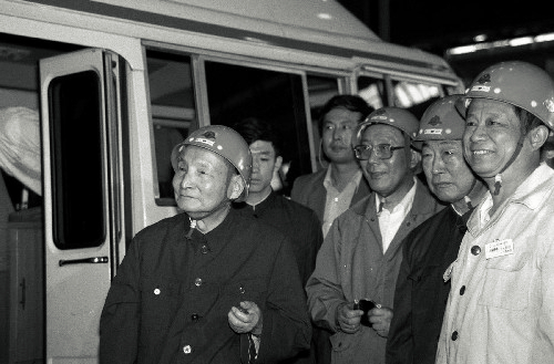 1986年5月，陈云同志视察上海宝山钢铁公司。