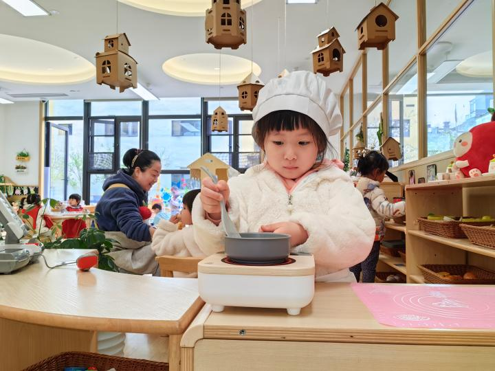 上海市大宁国际第四幼儿园创设了多种符合托班幼儿年龄特点的游戏活动。（新华社记者吴振东 摄）