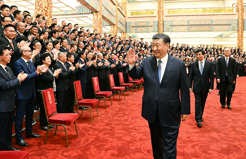 5月8日，党和国家领导人习近平、王沪宁、蔡奇等在北京人民大会堂会见第十届世界华侨华人社团联谊大会代表。