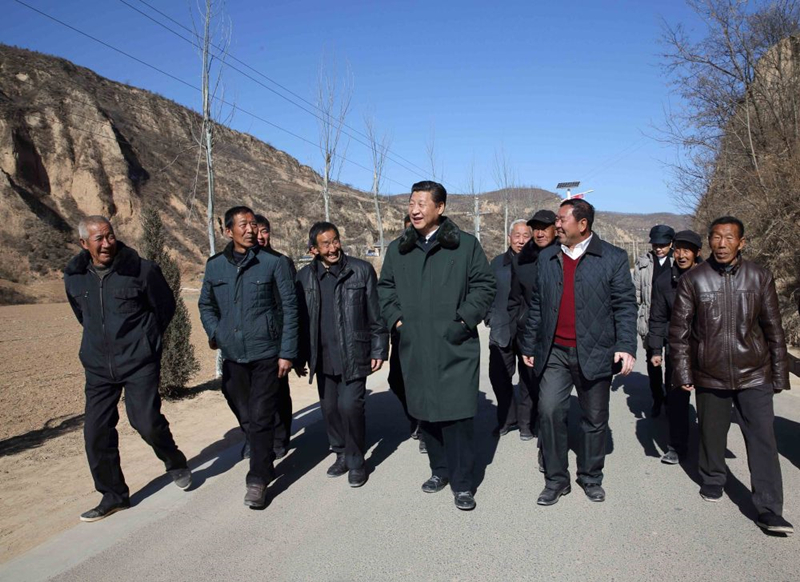 2015年2月13日，习近平在陕西省延安市延川县文安驿镇梁家河村看望村民，并就老区脱贫致富进行实地调研。