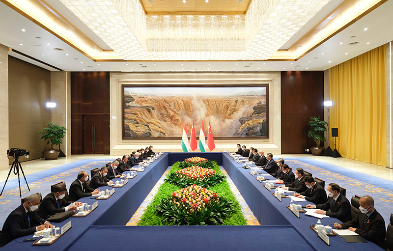 5月18日上午，国家主席习近平在西安同来华出席中国－中亚峰会并进行国事访问的塔吉克斯坦总统拉赫蒙会谈。