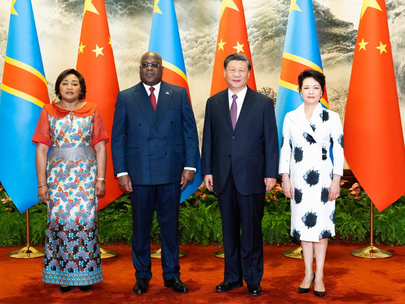 5月26日下午，国家主席习近平在北京人民大会堂同来华进行国事访问的刚果（金）总统齐塞克迪举行会谈。这是会谈前，习近平和夫人彭丽媛同齐塞克迪和夫人丹尼丝合影。