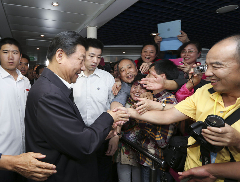 2014年11月1日上午，习近平总书记在平潭海峡高速客运码头登上“海峡号”客轮与赴台的两岸旅客握手交流。
