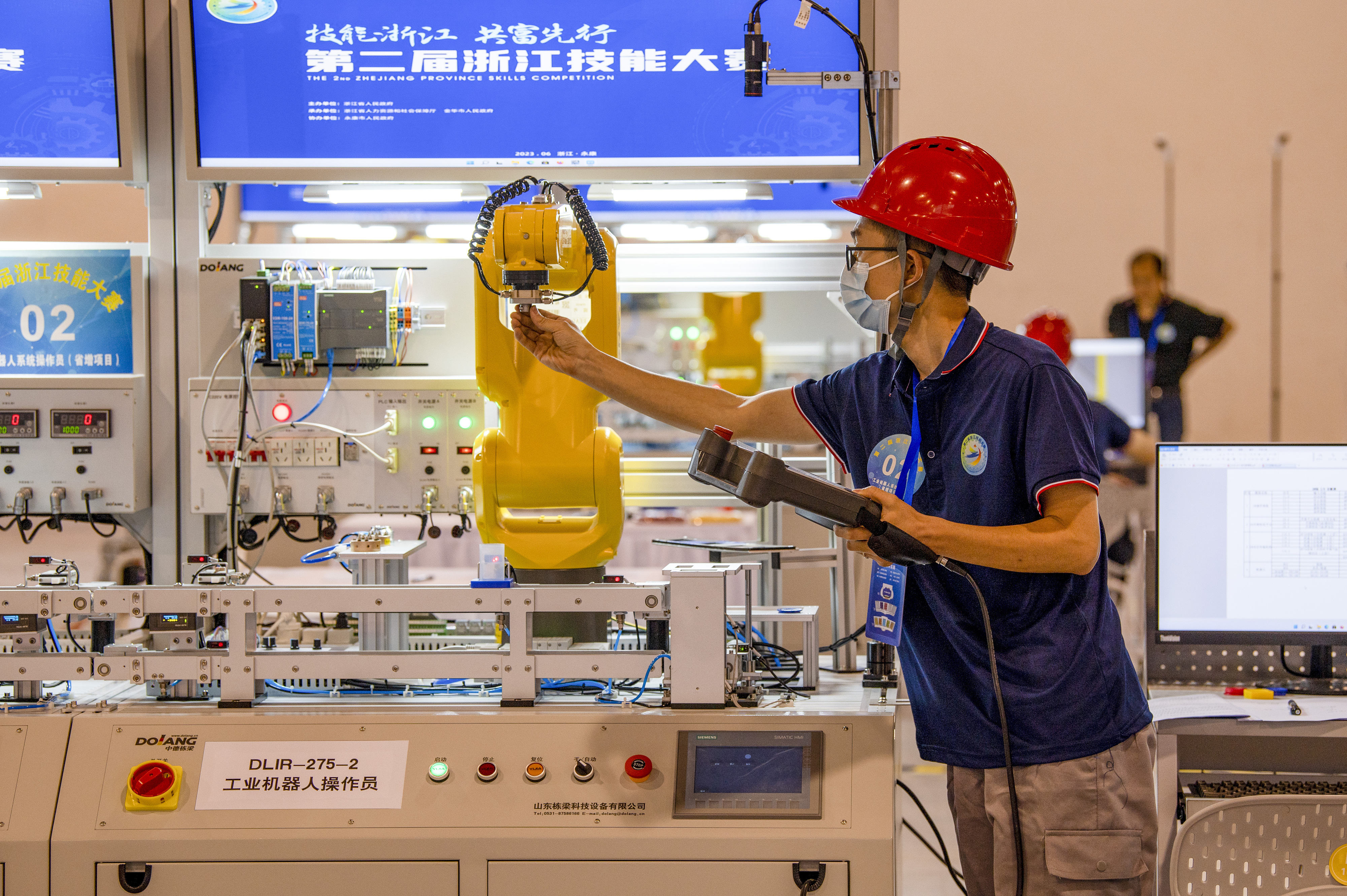 2023年6月19日，第二届浙江技能大赛在永康市国际会展中心举行。参赛选手在进行工业机器人系统操作员项目比赛。