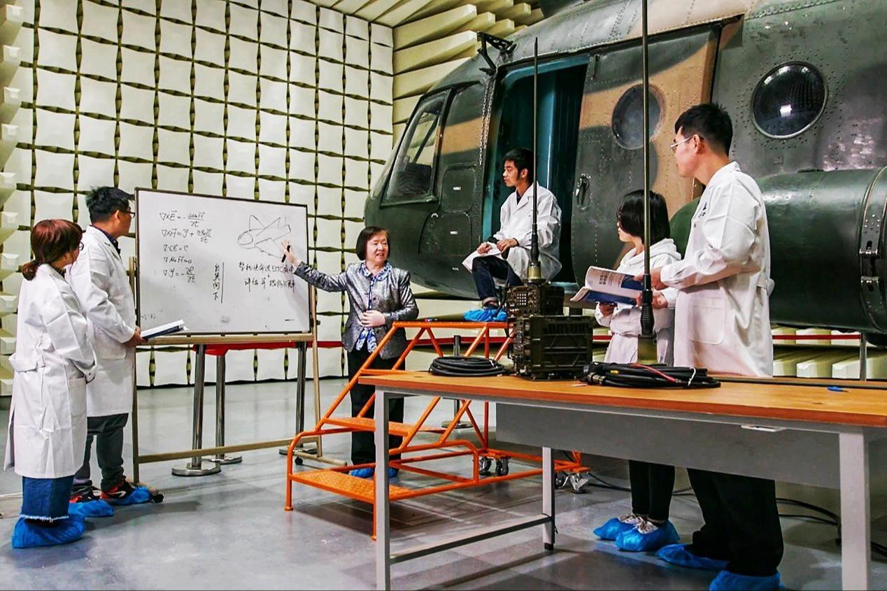 苏东林老师在教学中。北京航空航天大学供图