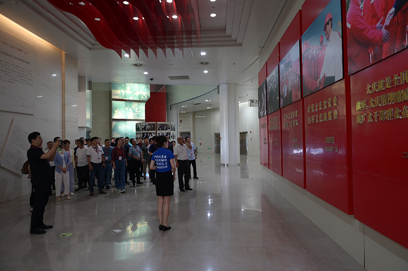 学员们在大庆石油科技馆学习