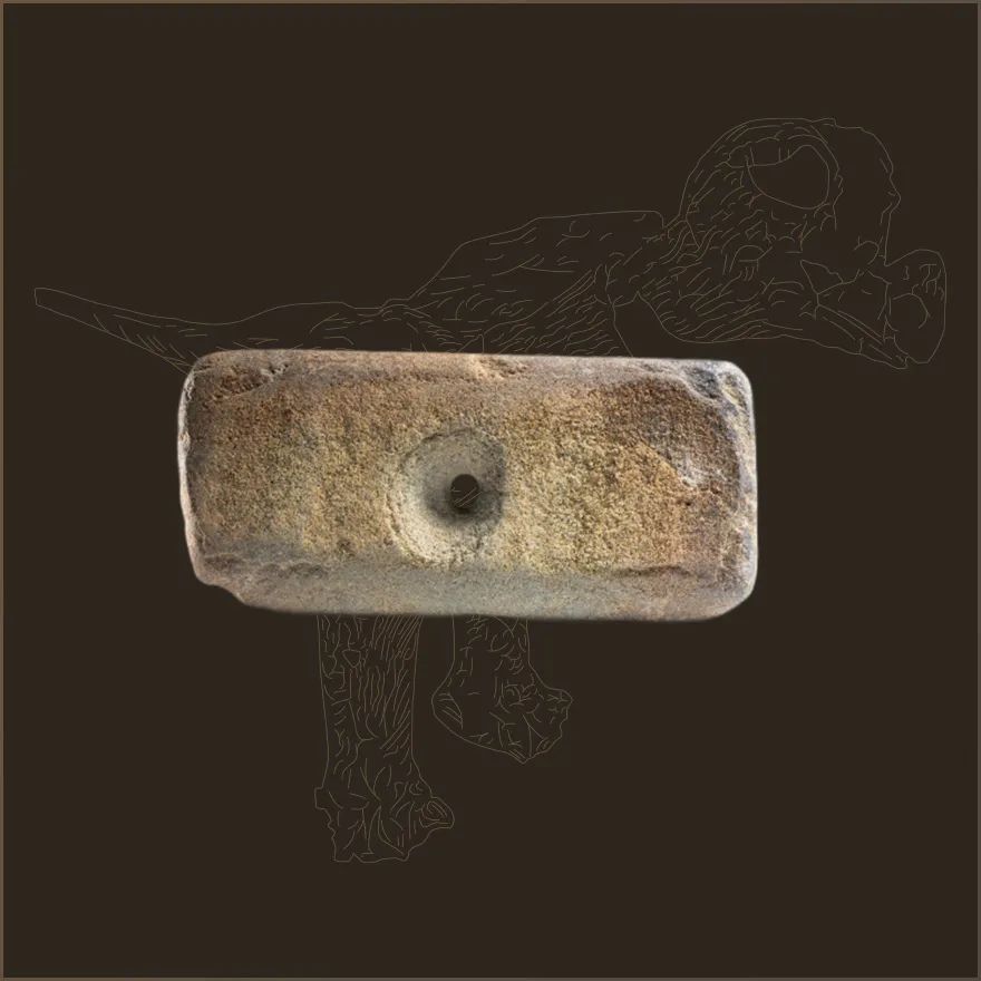 石刀|长10厘米，宽4.2-6厘米，出土于石峁遗址|陕西省考古研究院藏