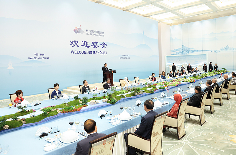 9月23日中午，国家主席习近平和夫人彭丽媛在浙江省杭州市西子宾馆举行宴会，欢迎来华出席杭州第19届亚洲运动会开幕式的国际贵宾。这是习近平发表致辞。