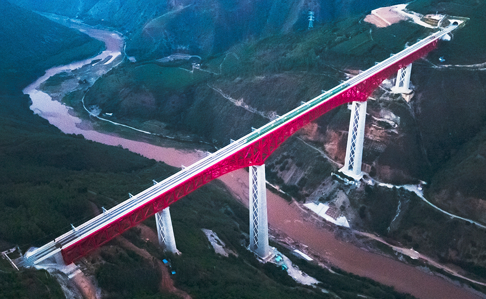 中老铁路首发列车驶过中国云南省元江哈尼族彝族傣族自治县境内的元江双线特大桥（2021年12月3日摄，无人机照片）。