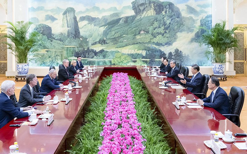 10月9日下午，国家主席习近平在北京人民大会堂会见美国国会参议院多数党领袖舒默率领的美国国会参议院两党代表团。