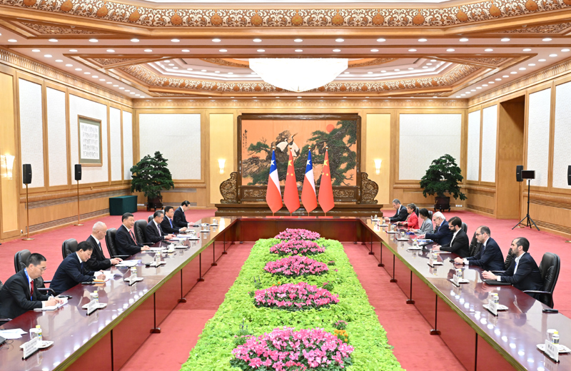10月17日上午，国家主席习近平在北京人民大会堂同来华出席第三届“一带一路”国际合作高峰论坛并进行国事访问的智利总统博里奇举行会谈。