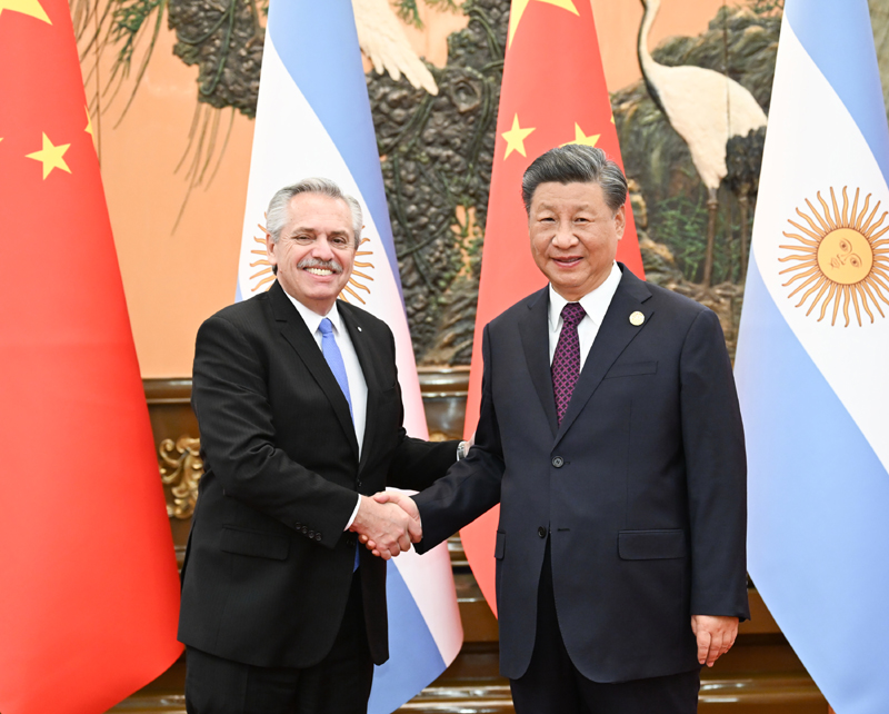 10月18日晚，国家主席习近平在北京人民大会堂会见来华出席第三届“一带一路”国际合作高峰论坛的阿根廷总统费尔南德斯。