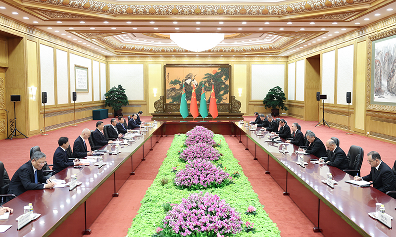 10月19日上午，国家主席习近平在北京人民大会堂会见来华出席第三届“一带一路”国际合作高峰论坛的土库曼斯坦民族领袖、人民委员会主席别尔德穆哈梅多夫。