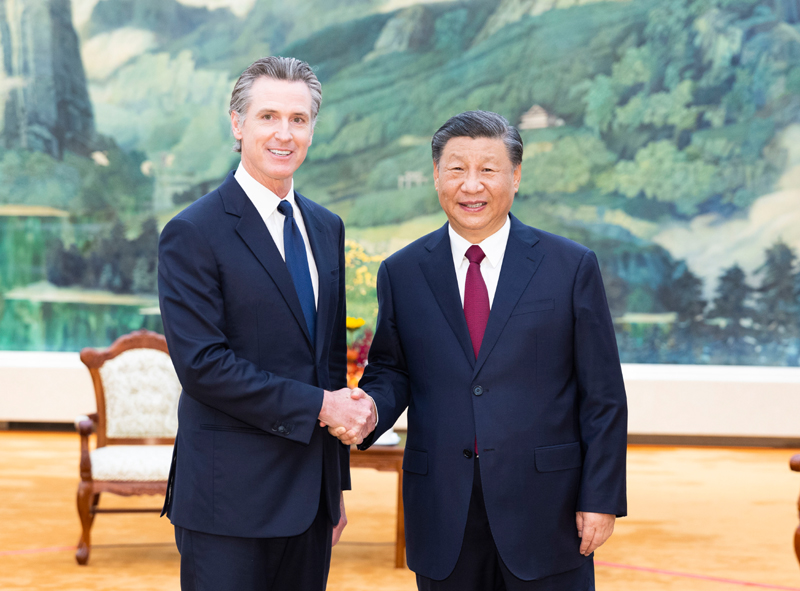 10月25日下午，国家主席习近平在北京人民大会堂会见美国加利福尼亚州州长纽森。