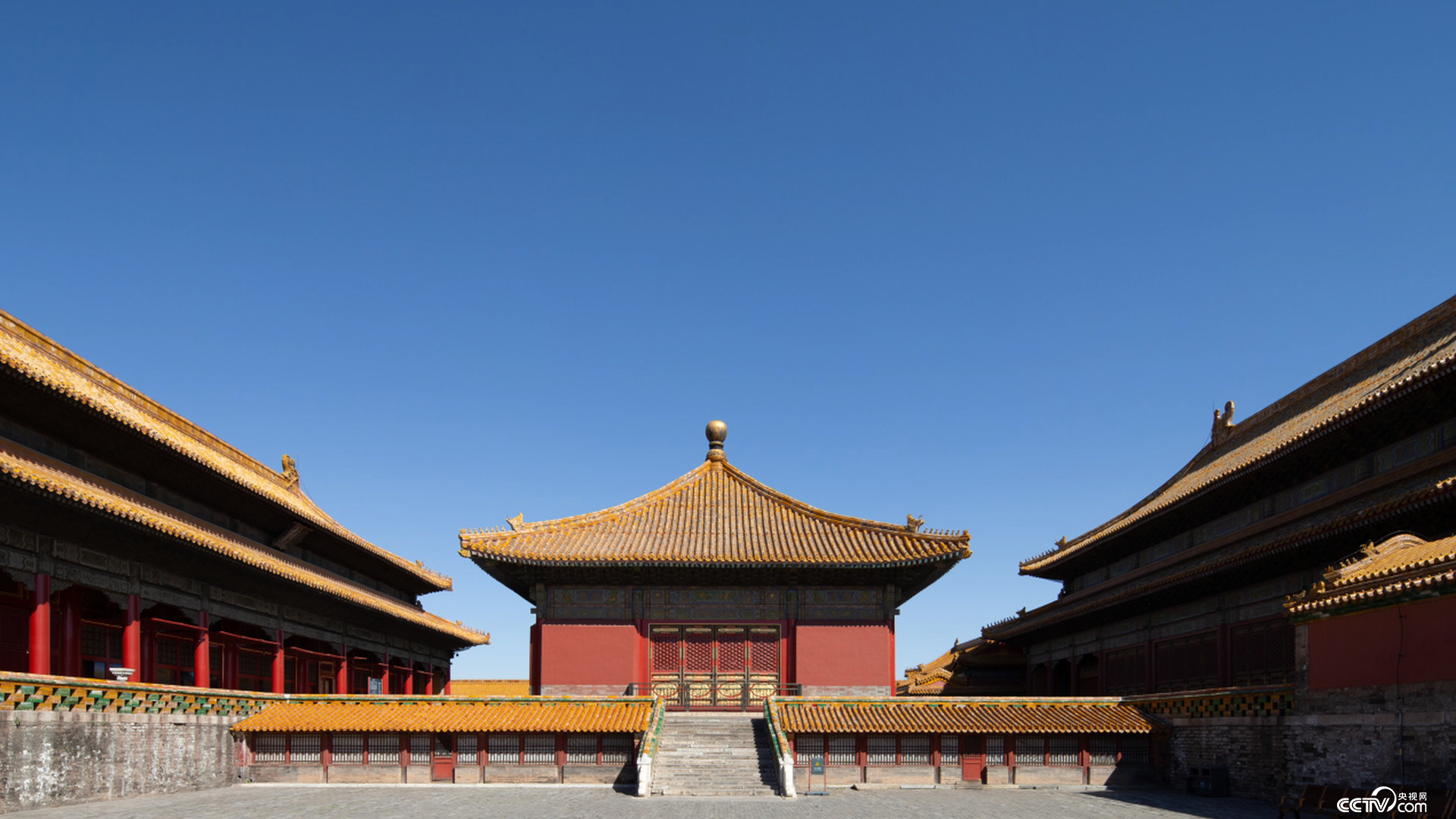 它坐落于紫禁城的中轴线上,位于乾清宫与坤宁宫之间,形制上类似于前朝