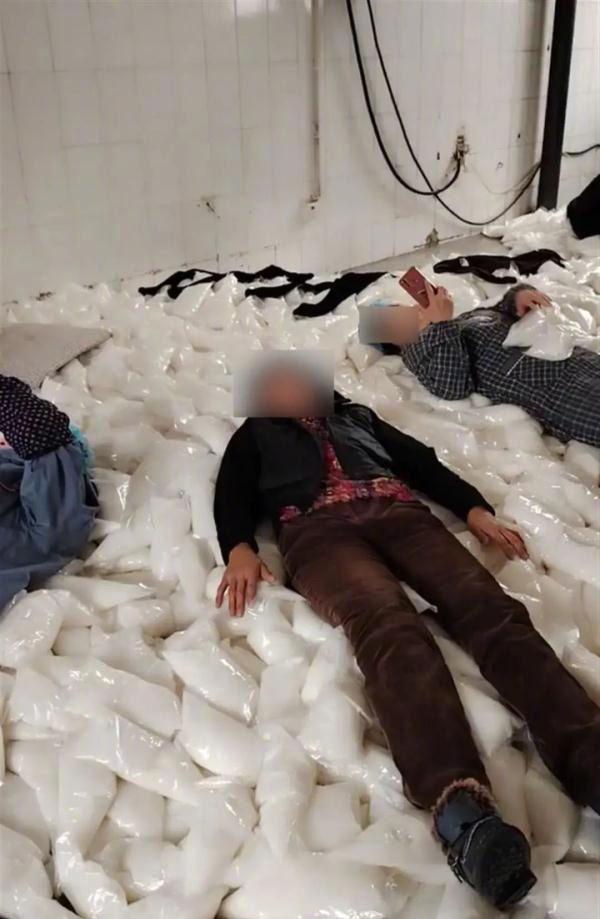 食品厂车间内员工将袋装果酱当床垫?沈阳市于洪区通报:责令停产整改