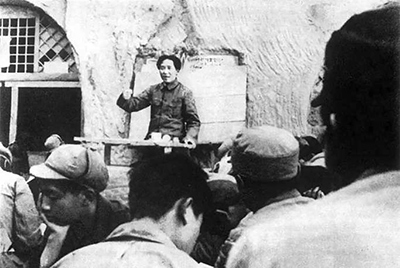 毛泽东在给陕北公学学员上课。