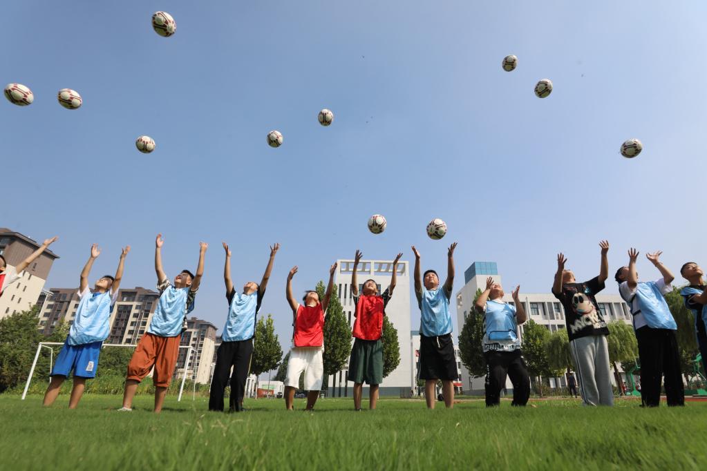 8月31日，河南省焦作市温县第四实验小学学生在体育课上学习足球技能。新华社发（徐宏星摄）
