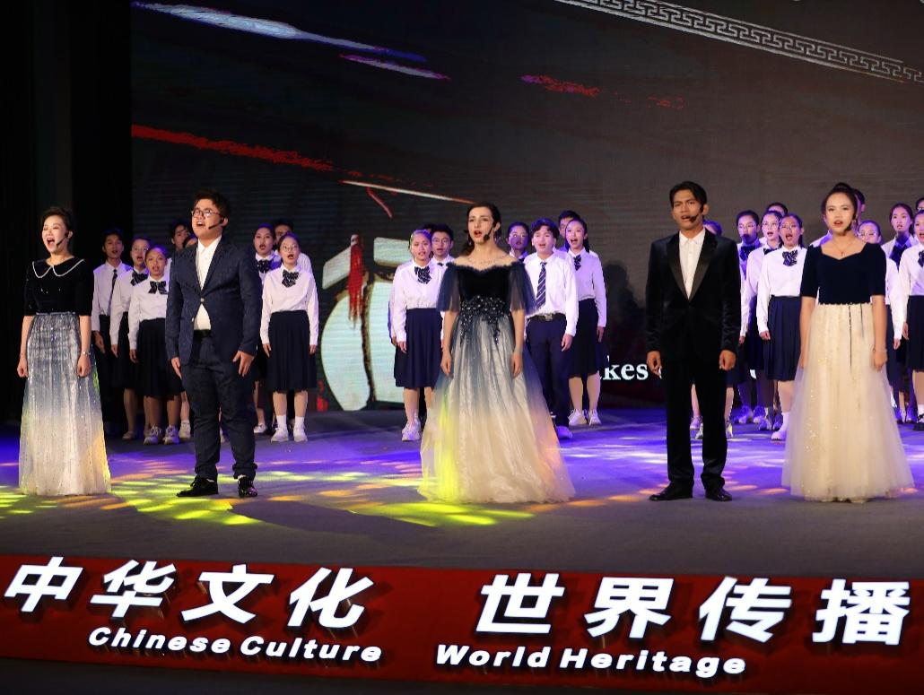 福建师范大学海外教育学院、音乐学院的同学们联袂表演中英文合唱《侯官是我家》