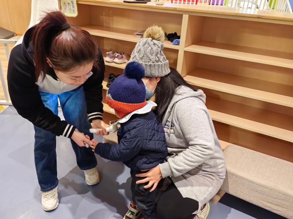 12月6日，上海普陀区真如镇街道社区“宝宝屋”工作人员为孩子做入托前的健康检查。新华社记者 吴振东 摄