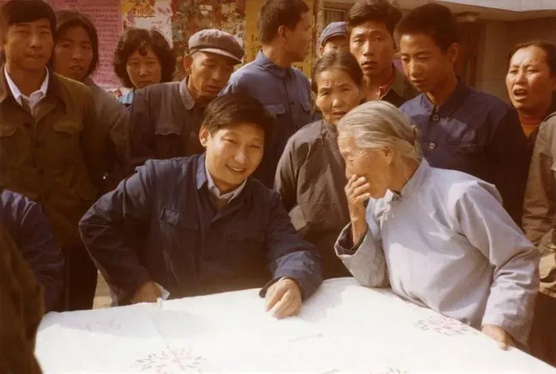 1983年，时任河北正定县委书记的习近平，临时在大街上摆桌子听取老百姓意见。