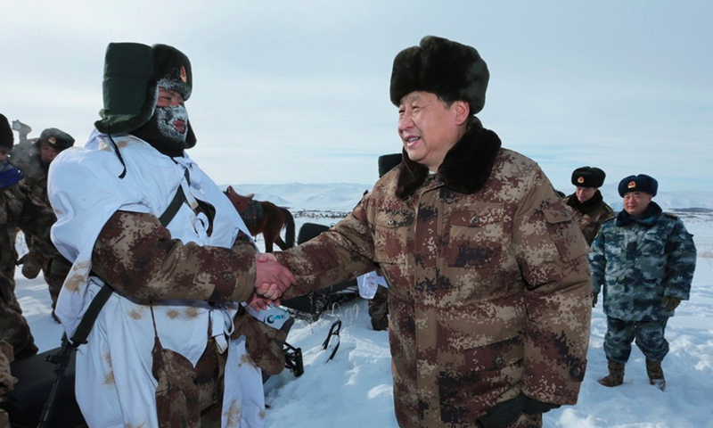 2014年1月26日，习近平总书记春节前夕冒严寒踏冰雪慰问边防官兵。