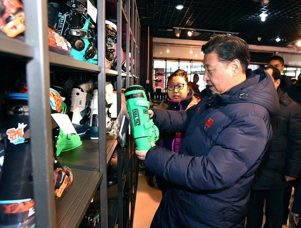 2017年1月23日，习近平总书记在河北省张家口市云顶滑雪场雪具大厅了解各式雪具的不同功用。