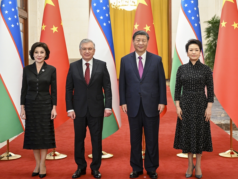 1月24日下午，国家主席习近平在北京人民大会堂同来华进行国事访问的乌兹别克斯坦总统米尔济约耶夫举行会谈。这是会谈前，习近平和夫人彭丽媛在人民大会堂北大厅为米尔济约耶夫和夫人米尔济约耶娃举行欢迎仪式。