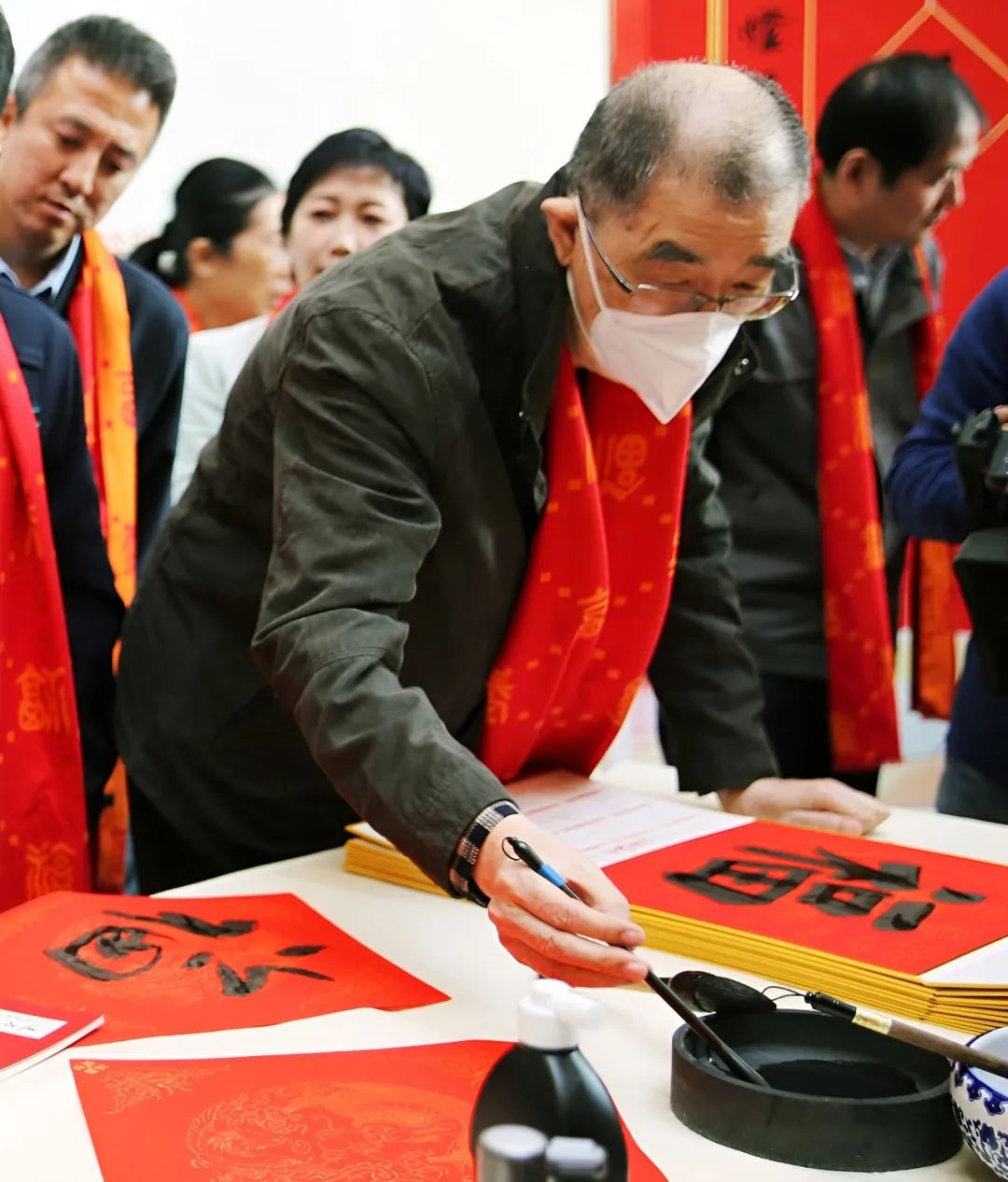 中国人民革命军事博物馆研究馆员、中国书法家协会第五、六、七届理事 卢中南 为职工群众写“福”字
