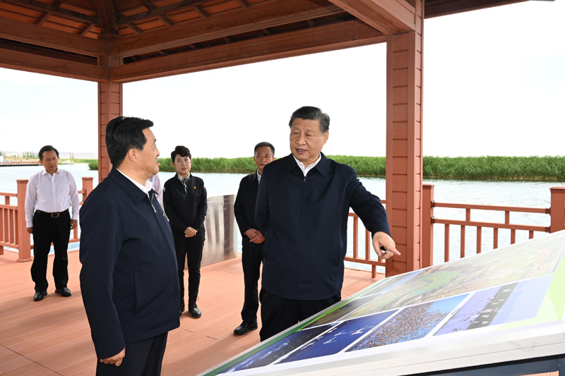 2023年6月5日,习近平总书记在内蒙古自治区巴彦淖尔市乌梁素海考察。