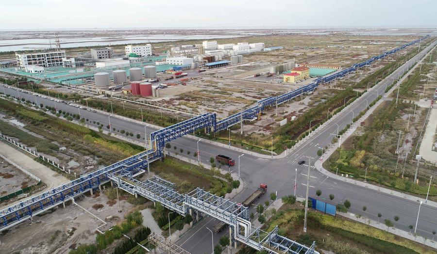 这是2023年10月19日拍摄的河北沧州渤海新区黄骅市临港经济技术开发区工业管廊（无人机照片）。新华社记者 骆学峰 摄