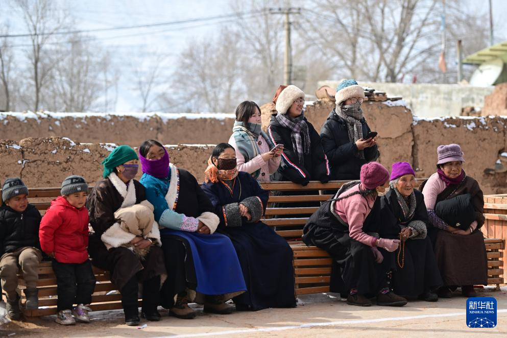 2月7日，贺隆堡村村民在观看舞蹈。新华社记者 张龙 摄