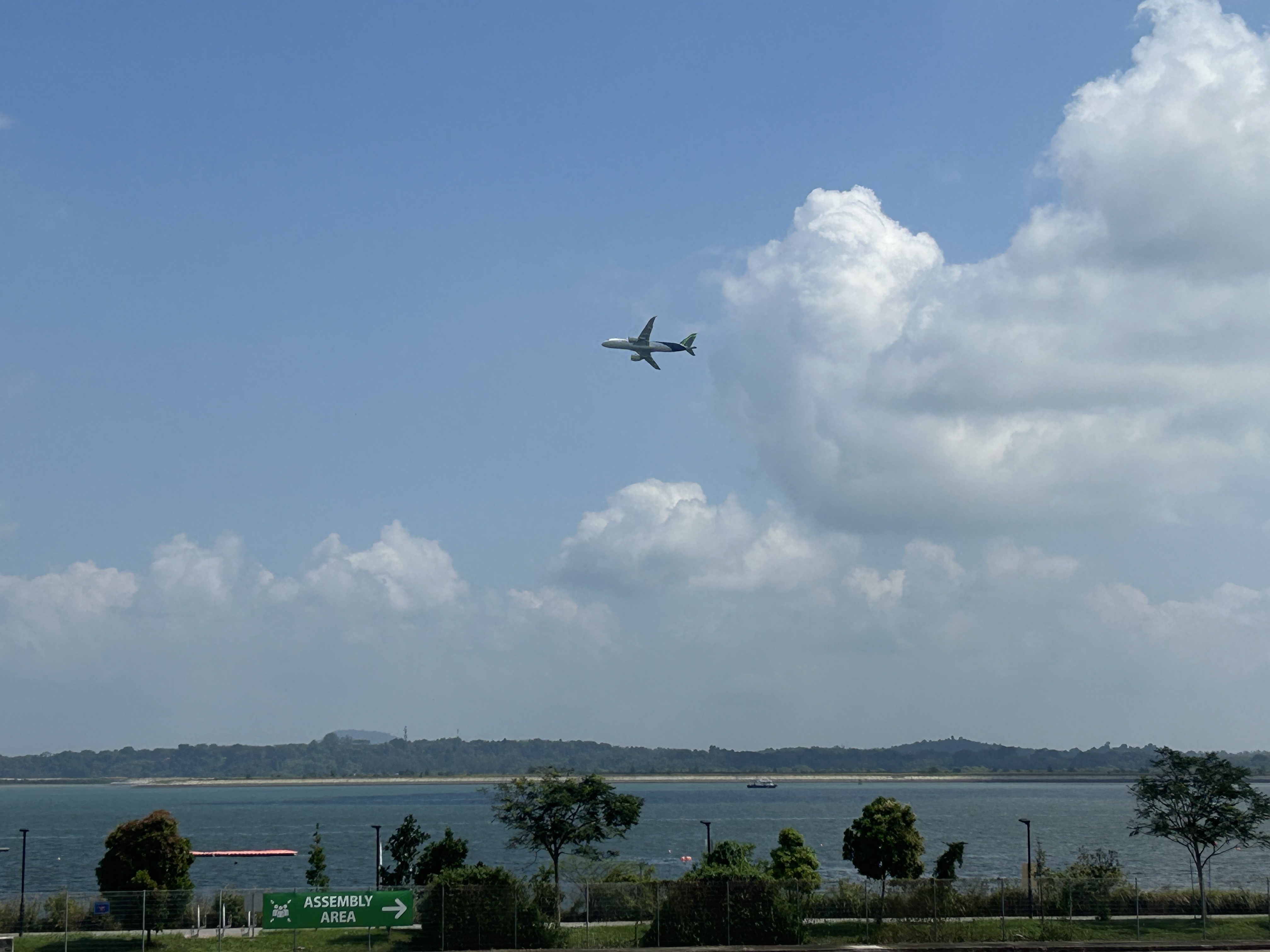 邦产大飞机c919亮相新加坡航展翱翔预演