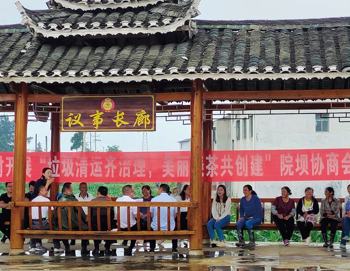 李万英（站立着）在宣传“红白三条”政策