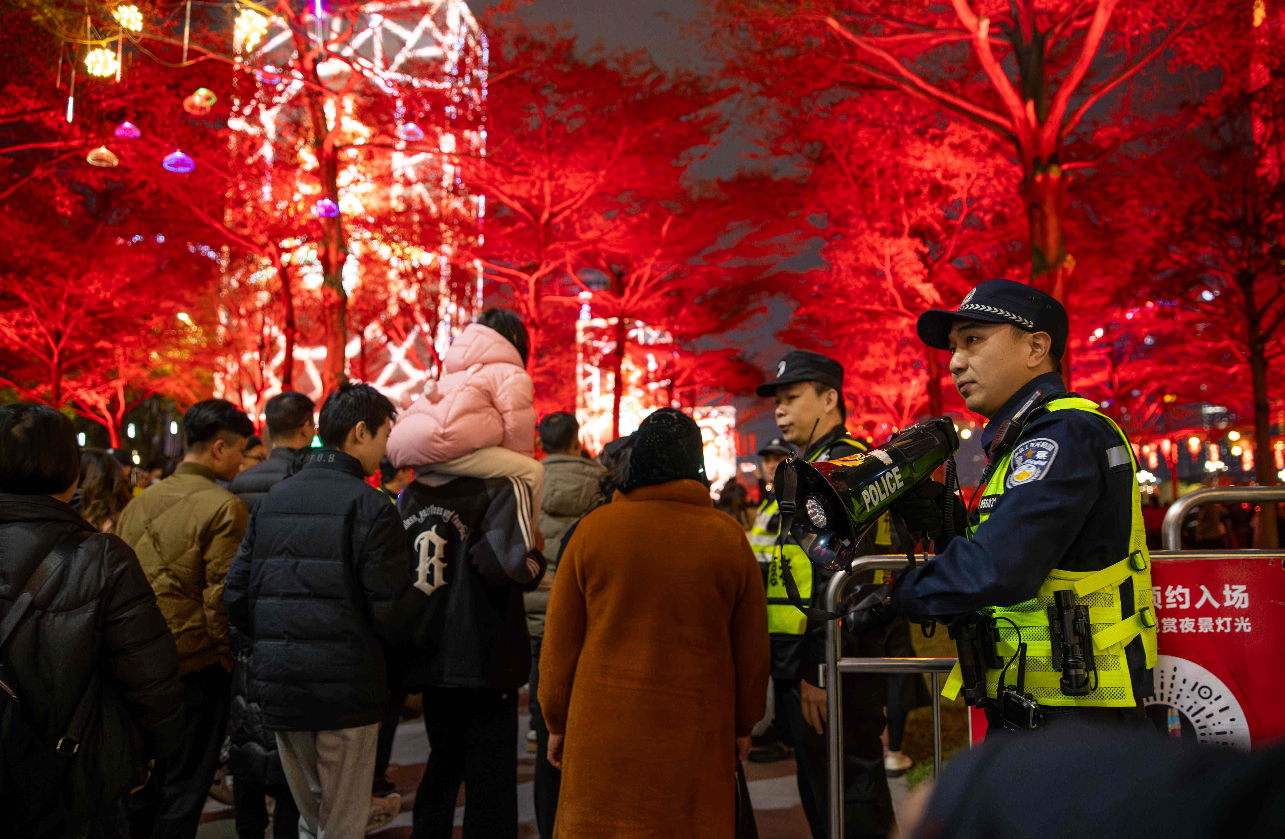 民警在灯光秀现场执勤。（深圳公安供图）