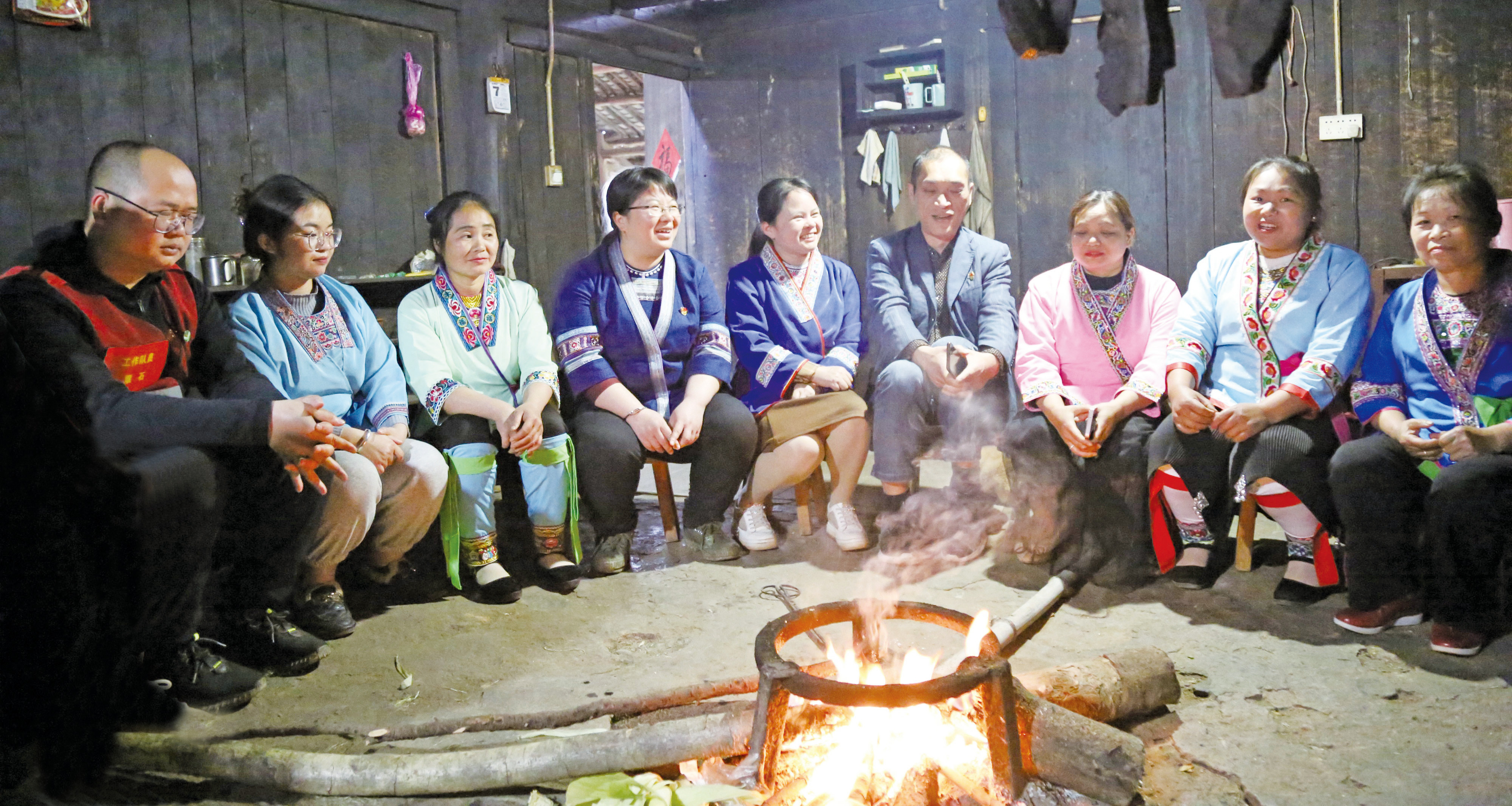 江门村村干部在火塘边倾听群众诉求