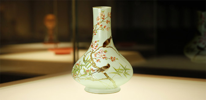 清雍正 粉彩杏林春燕纹瓶，中国国家博物馆藏
