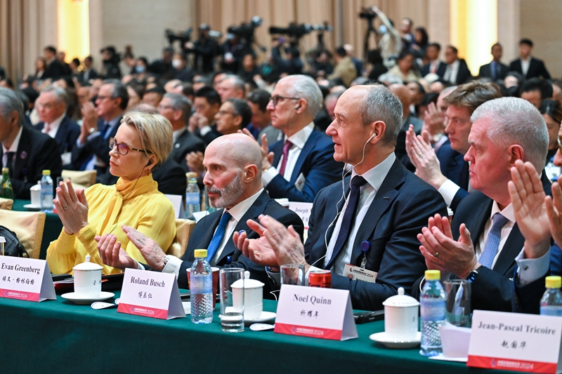 中国发展高层论坛2024年年会上，与会者在嘉宾发言后鼓掌。