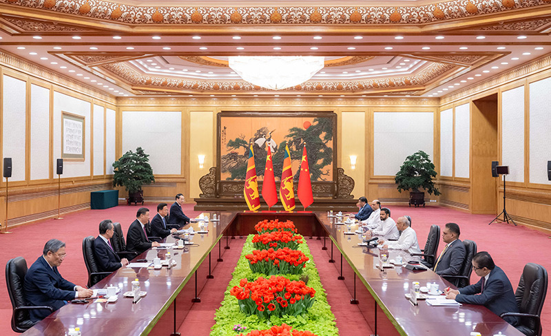 3月27日下午，国家主席习近平在北京人民大会堂会见来华进行正式访问的斯里兰卡总理古纳瓦德纳。