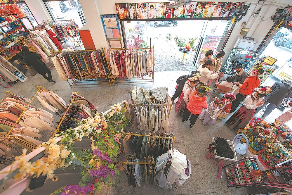 "簪花围"蝶变_地方频道福建站_央视网(cctv.com)