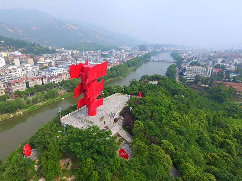 河南省信阳市新县鄂豫皖苏区首府革命博物馆附近的英雄山八面红旗雕塑。