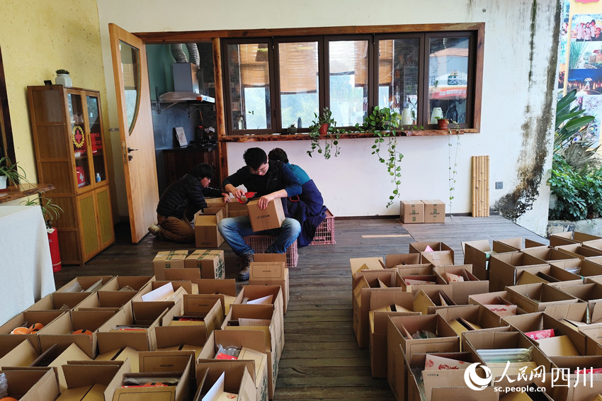 春节前，新村民们忙着把产品寄给客户。人民网记者 朱虹摄