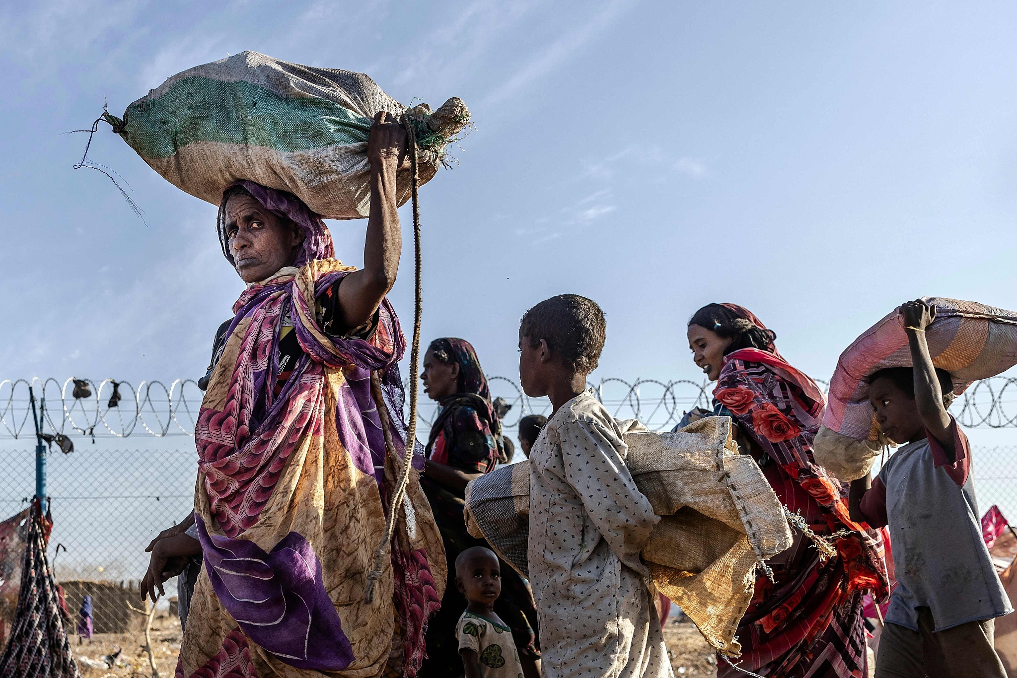 苏丹武装冲突满一年，仍无停火迹象，冲突已造成苏丹约1.4万人丧生
