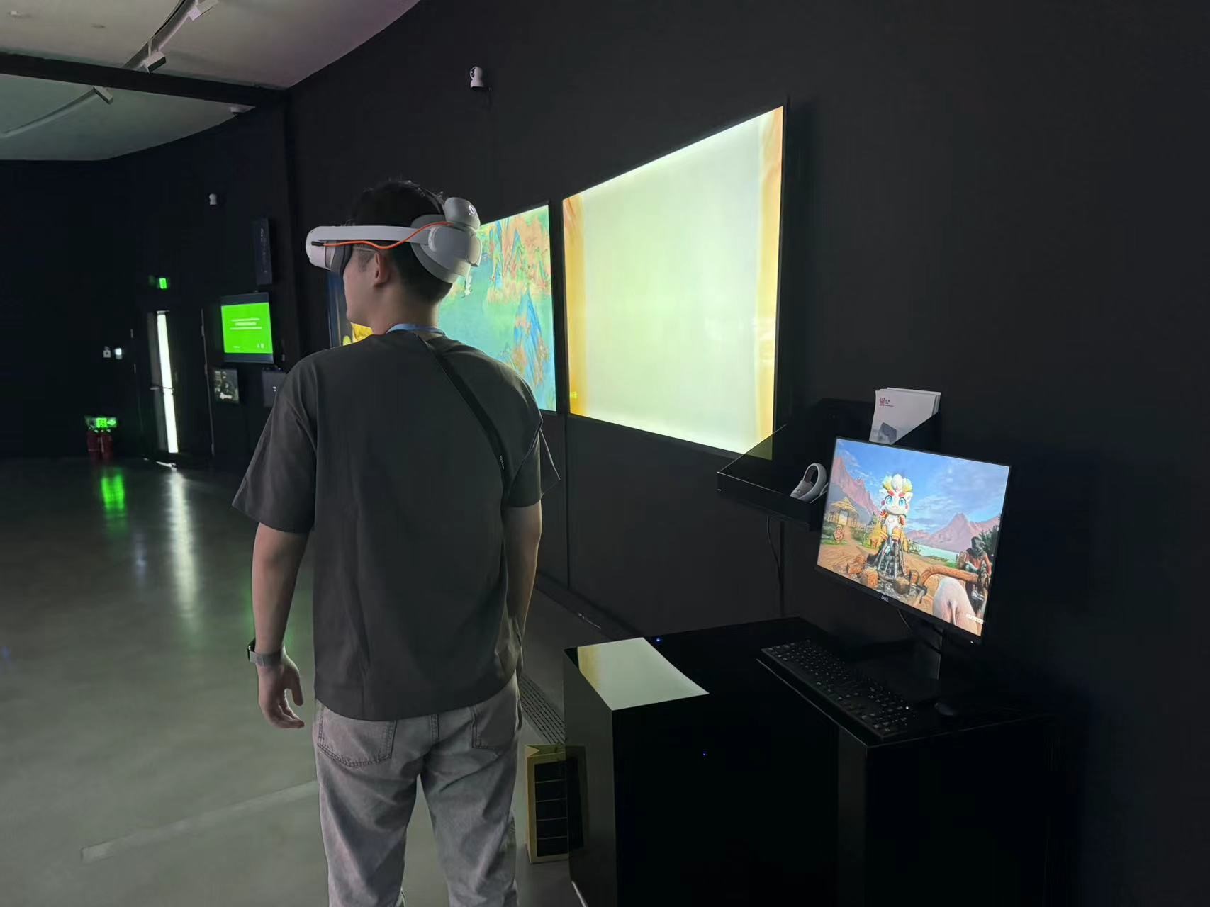 大展现场观众佩戴VR眼镜体验VR 沉浸式探索展